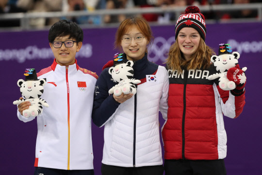 [올림픽] 최민정 '금메달 땄어요'  17일 강원 강릉 아이스아레나에서 열린 2018평창동계올림픽 쇼트트랙 여자 1,500m 결승에서 우승한 최민정이 시상식에서 밝게 웃고 있다. 2018.2.17